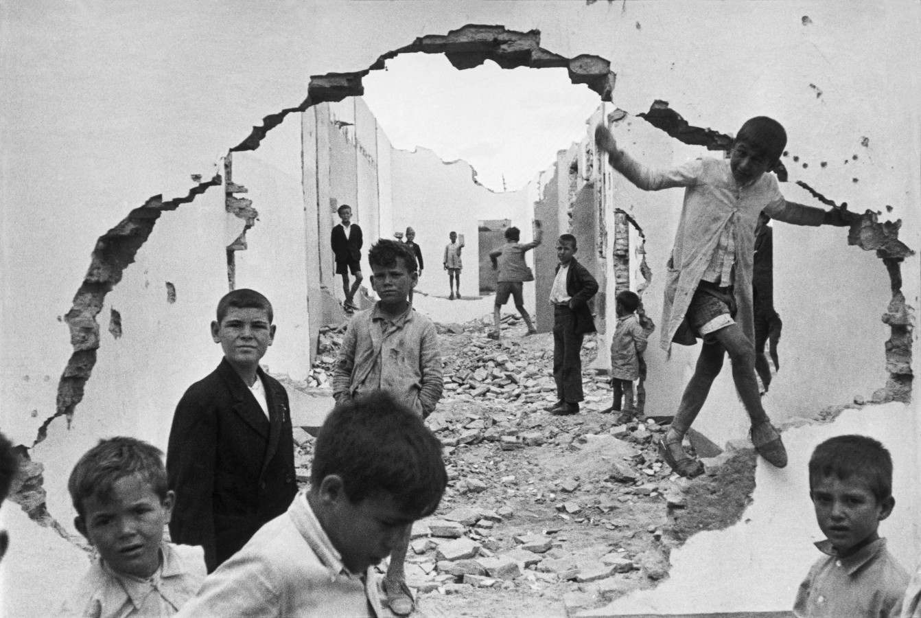 Children in Seville Henri Cartier-Bresson Севилья Анри Картье-Брессон