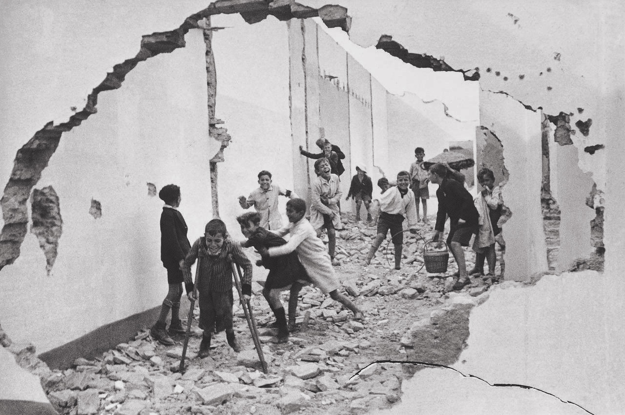 Children in Seville Henri Cartier-Bresson Севилья Анри Картье-Брессон