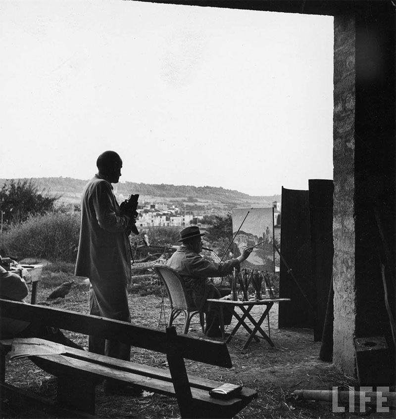 Фрэнк Шершель фотографирует Уинстона Черчилля за написанием картины, 1949 год.