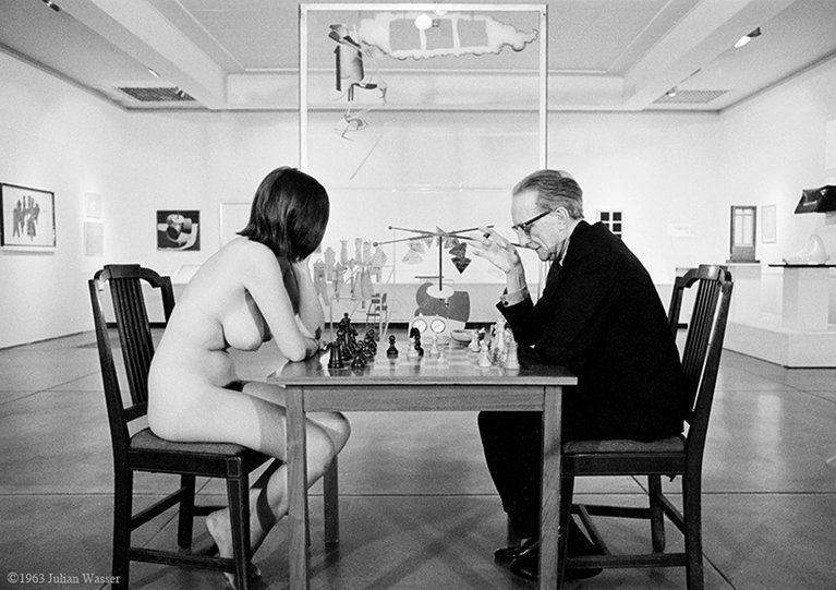 Марсель Дюшан за игрой в шахматы с обнаженной (Ив Бабиц)